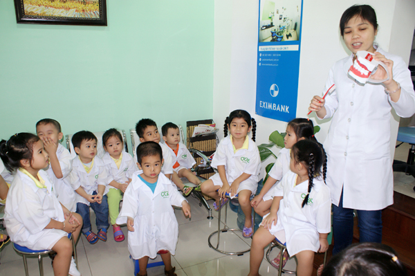 Chương trình khám cho trẻ em trường mẫu giáo Hạt Đậu Nhỏ.