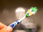 Rước cả ổ vi khuẩn với những thói quen sử dụng bàn chải đánh răng này