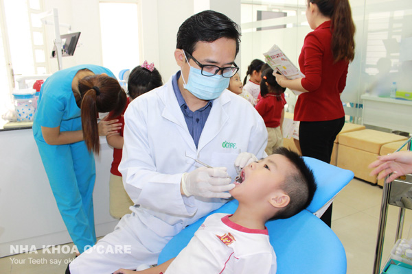 Khám và kiểm tra răng sữa cho trẻ