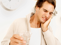 Tại sao uống nước lạnh lại đau buốt răng?