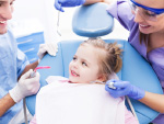 Bé 6 tuổi mọc đủ răng hàm mà răng sữa chưa lung lay phải làm sao?