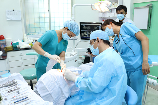 BS Tran Ngoc Quang Phi cay ghep implant